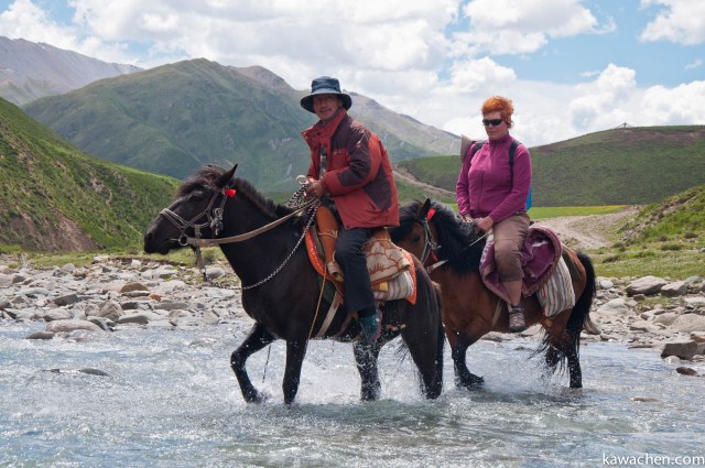 Нима и Марина переходят реку