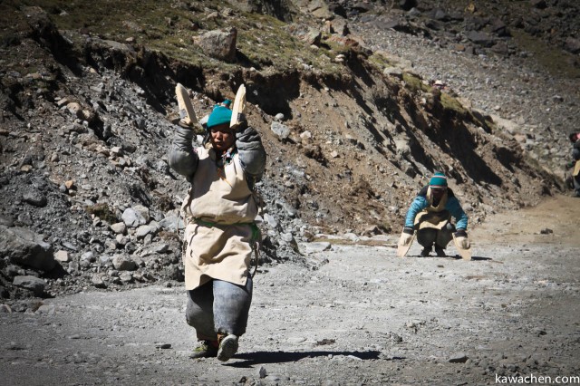 Тибетские паломники, делая простирания, обходят вокруг Амнье Мачена