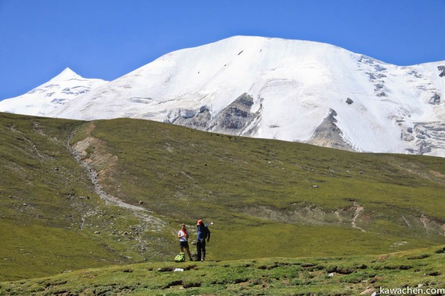 Пара иностранцев проходят кору вокруг Амнье Мачена