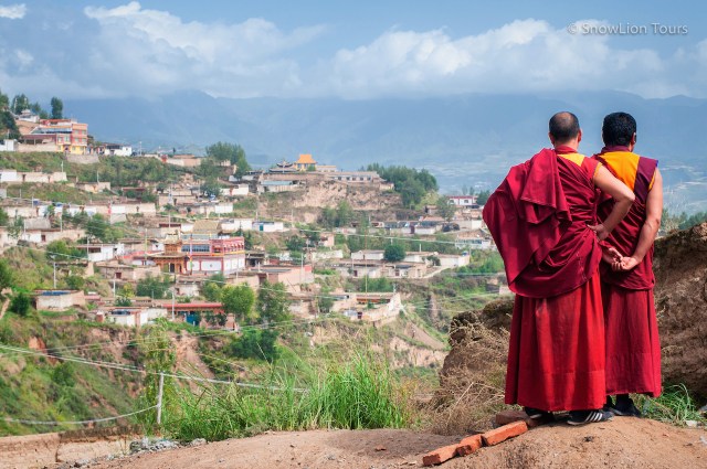 монахи из монастыря Шачунг и деревня близ монастыря