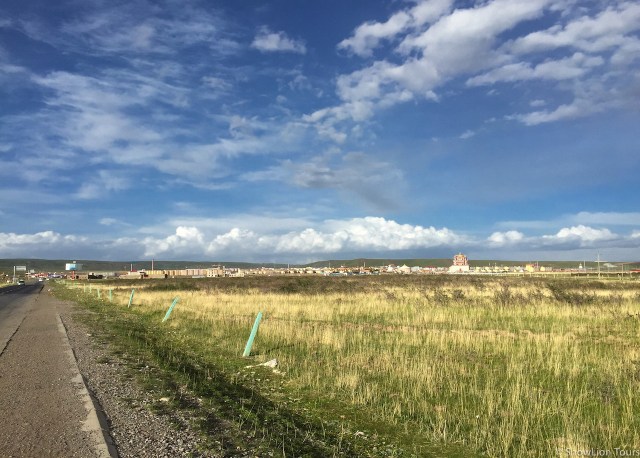 виднеющийся город Кангца 