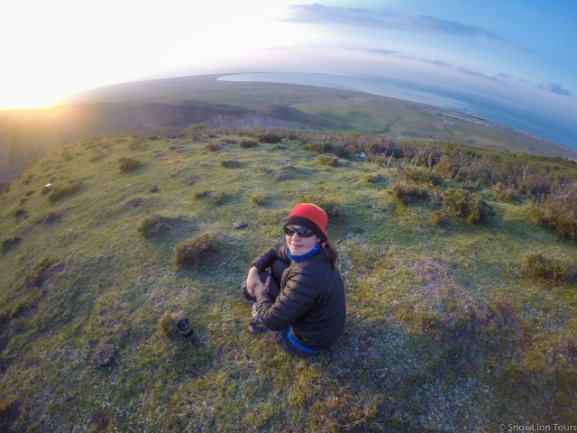 на верхушке холма во время заката