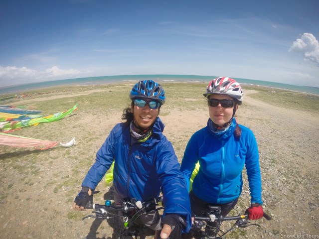 позируем на фоне береговых просторов священного озера